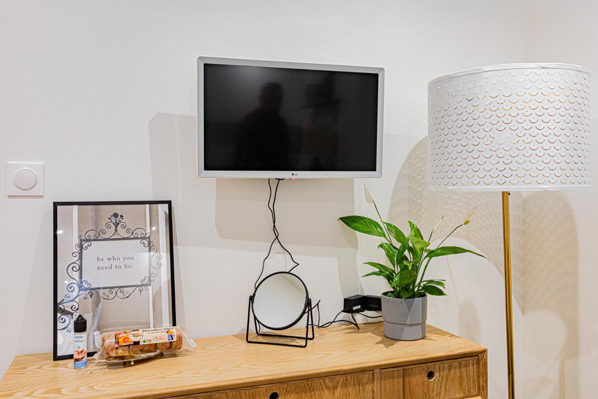 Apartment Owl Right - C La Chouette